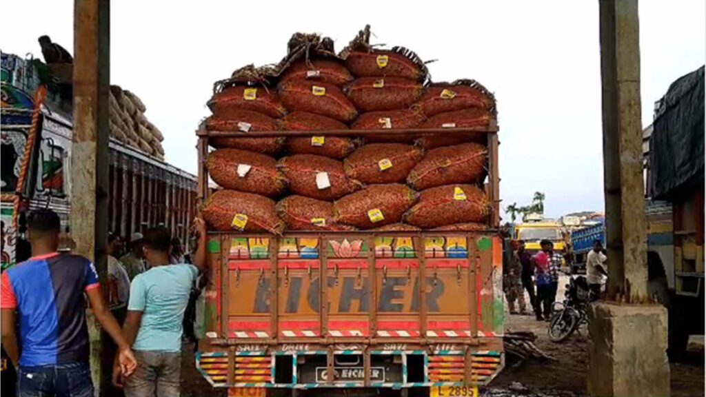 ভোমরা বন্দরে আটকা ৬০ ট্রাক কাঁচামরিচ-টমেটো; নষ্ট হওয়ার শঙ্কায় ব্যবসায়ীরা
