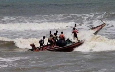 হাতিয়ায় বৈরী আবহাওয়ার কারণে তিনটি মাছধরা ট্রলার ডুবি, ৪৮ জেলে উদ্ধার