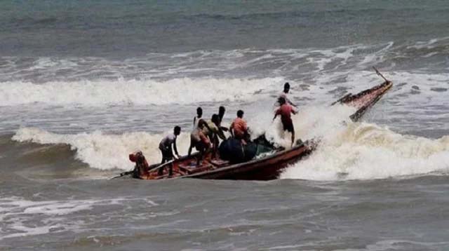হাতিয়ায় বৈরী আবহাওয়ার কারণে তিনটি মাছধরা ট্রলার ডুবি, ৪৮ জেলে উদ্ধার