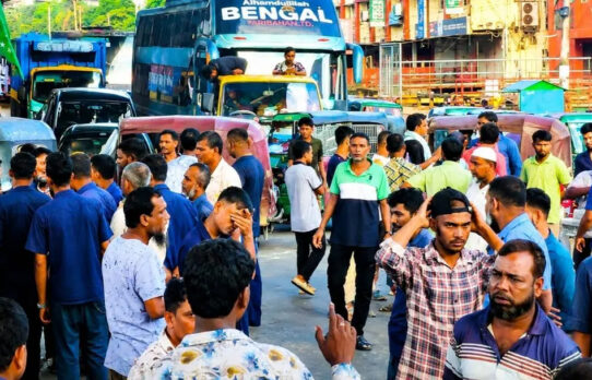 চট্টগ্রামে গ্যাস না পেয়ে সড়ক অবরোধ বিক্ষুব্ধ চালকদের