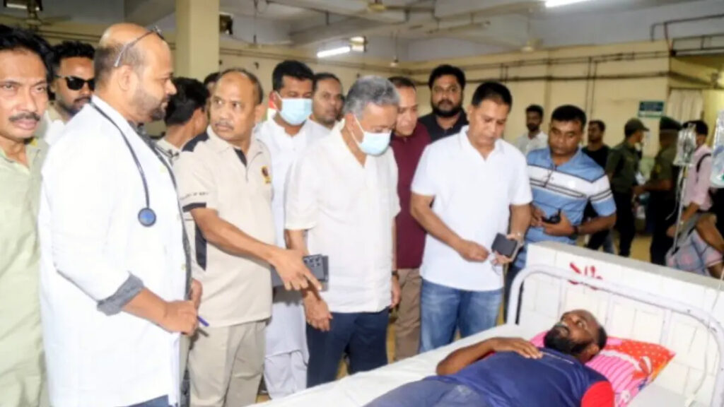 চট্টগ্রামে শিপইয়ার্ডে দুর্ঘটনায় আহতদের দেখতে হাসপাতালে অর্থমন্ত্রী