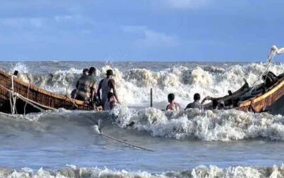 বৈরী আবহাওয়ার কবলে পড়ে মাছ ধরার ট্রলারডুবি: ৮ জেলে উদ্ধার, নিখোঁজ ৫