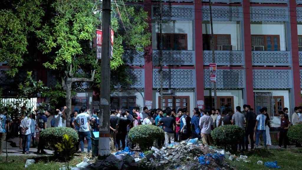 রাবিতে তুচ্ছ ঘটনার জেরে দুই বিভাগের শিক্ষার্থীদের মধ্যে সংঘর্ষ, আহত ৮