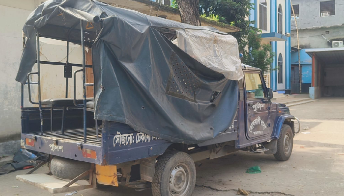 মাদকসংক্রান্ত বিরোধ নিয়ন্ত্রণ করতে গিয়ে, পুলিশের উপর হামলা গাড়ি ভাঙচুর