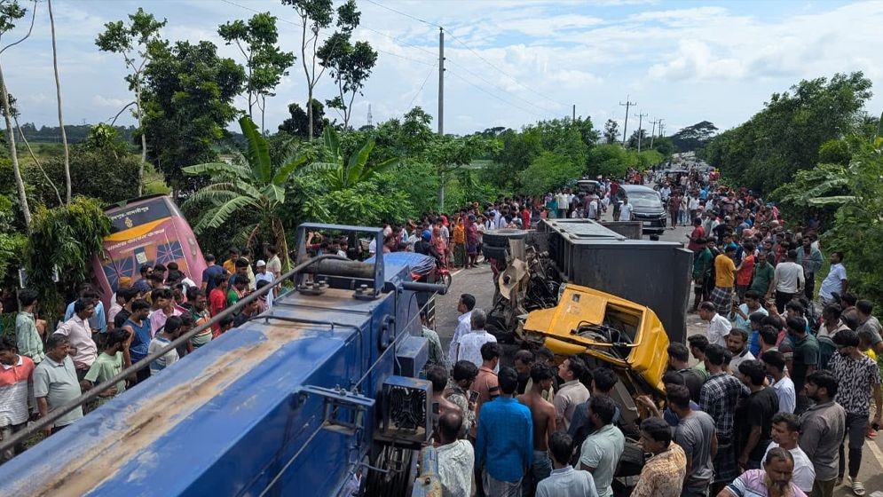 গোপালগঞ্জে ট্রাক ও বাসের সংঘর্ষে ৩ জন নিহত হয়েছেন