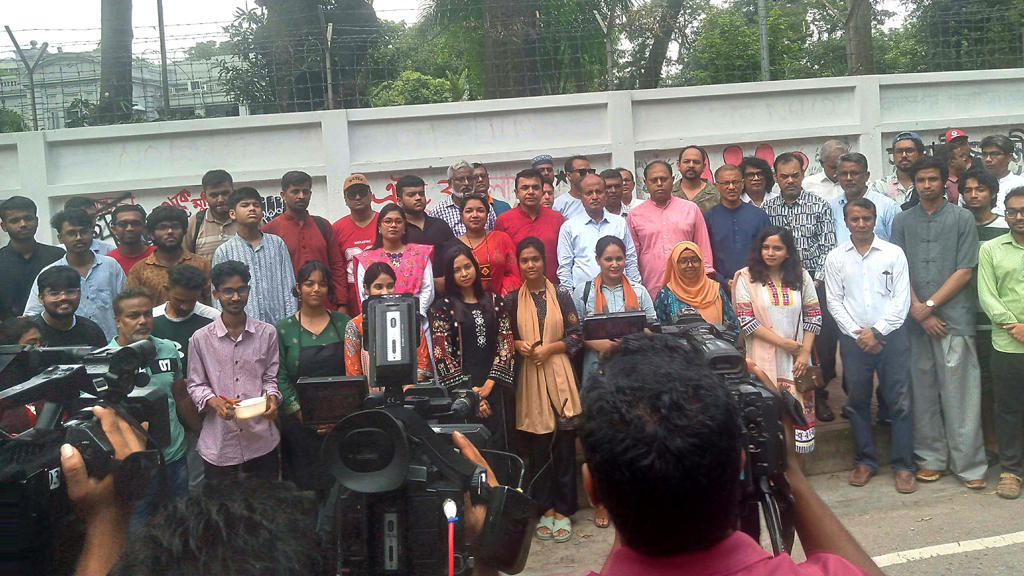 জুলাইয়ের স্মৃতি রক্ষায় ঢাবিতে শুরু হলো ‘গ্রাফিতি’ পুনর্লিখন কার্যক্রম