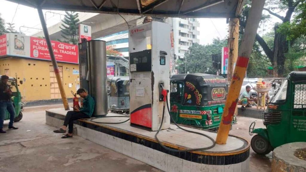 পাম্পে কমেছে গাড়ির লাইন,বেড়েছে ভাড়া ও যাত্রী দুর্ভোগ