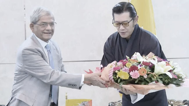 বিমানবন্দরে যাত্রাবিরতিতে ভুটানের রাজার সঙ্গে সাক্ষাৎ করেন রাষ্ট্রপতি