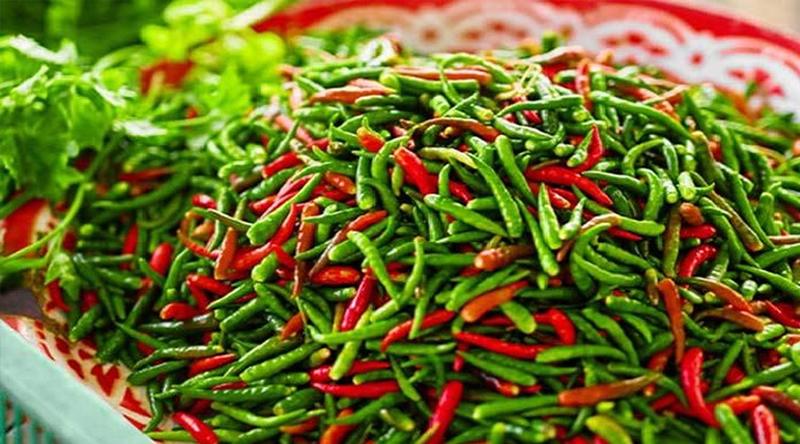 আমদানি স্বাভাবিক থাকায় ৩০০ টাকার কাঁচা মরিচ এখন ১০০ টাকা