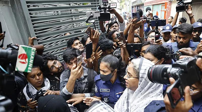 প্যারোলে মুক্তি: স্বমীর শেষ বিদা‌য়ে অংশ নিতে বাস ভবনে দীপু মনি