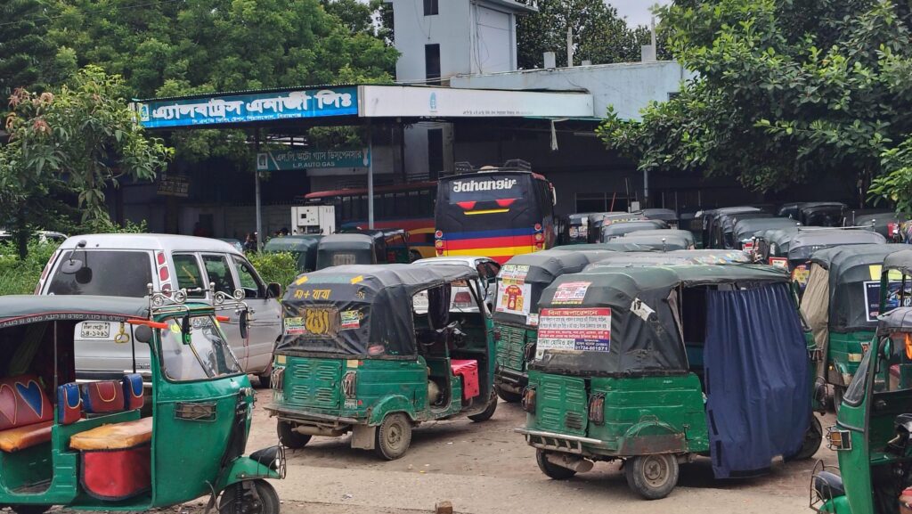 তীব্র গ্যাস সংকটে আরও বড় হয়েছে গাড়ির লাইন