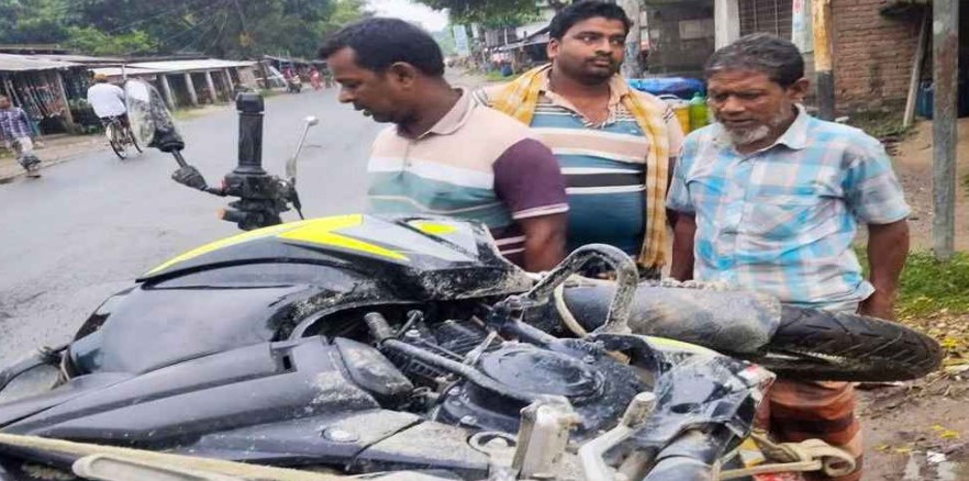নিয়ন্ত্রণ হারিয়ে খাদে পড়ে দুই মোটরসাইকেল আরোহীর মৃত্যু