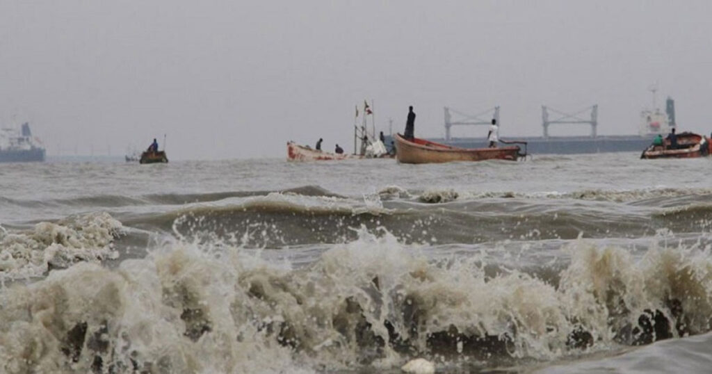 মাঝিদের বঙ্গোপসাগরের গভীরে না যেতে নির্দেশ আবহাওয়া অধিদফতরের