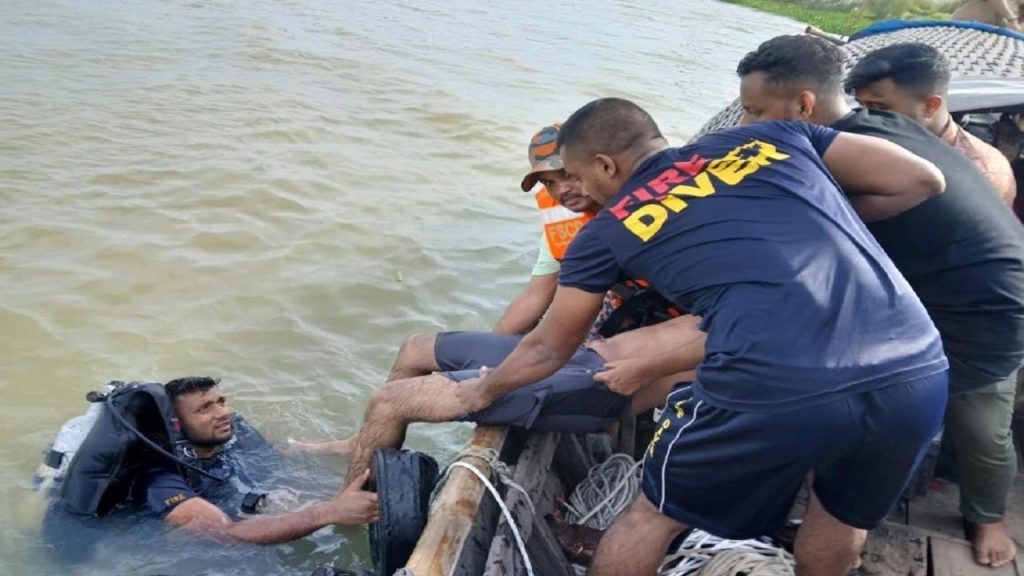 মেঘনা নদীতে ট্রলার ডুবির ঘটনায় একই পরিবারের তিন জনের মরদেহ উদ্ধার