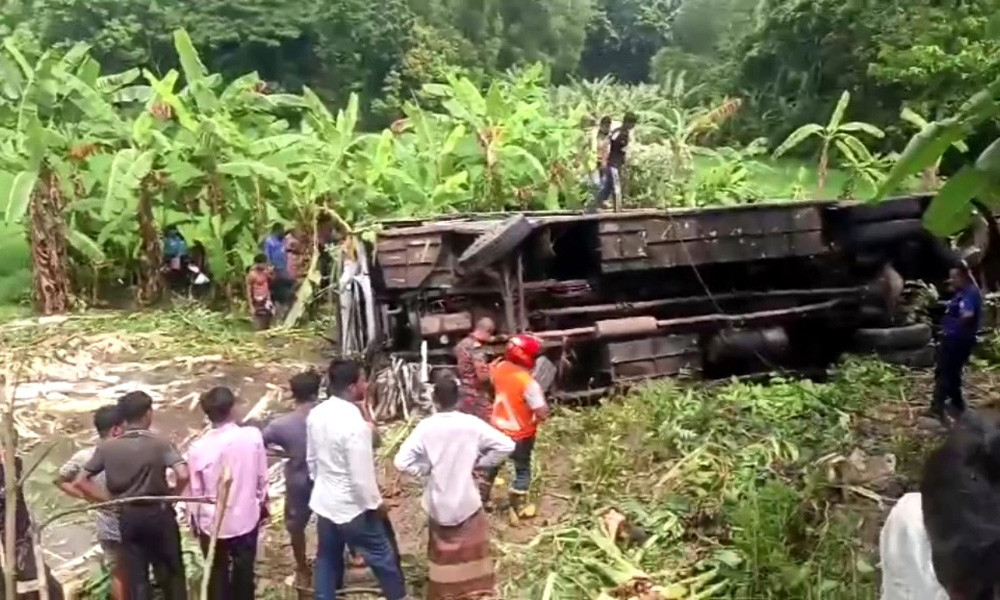 গোপালগঞ্জে যাত্রীবাহী বাস খাদে পড়ে নিহত ৩, আহত ৩০