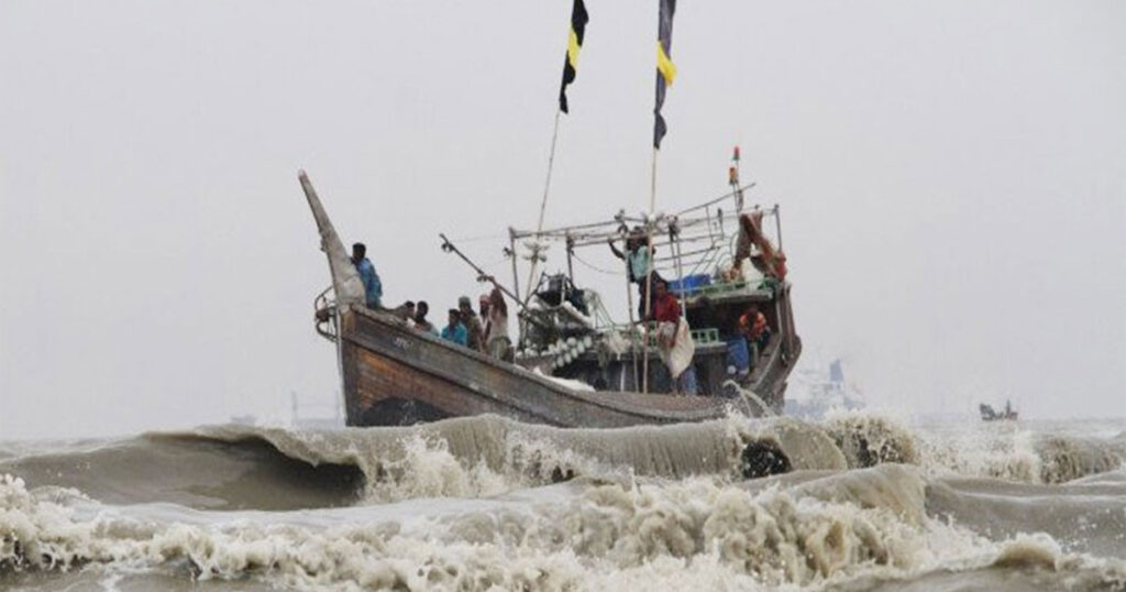 চার সমুদ্রবন্দর থেকে সতর্কসংকেত নামল