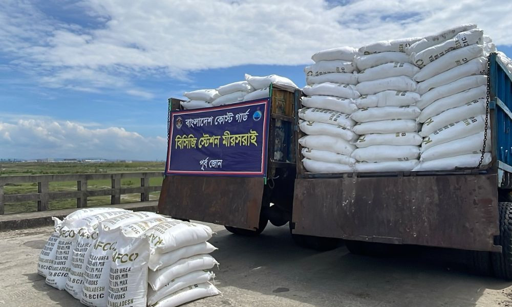 মিয়ানমারে পাচারকালে ৯৭৫ বস্তা সার জব্দ, আটক ৩