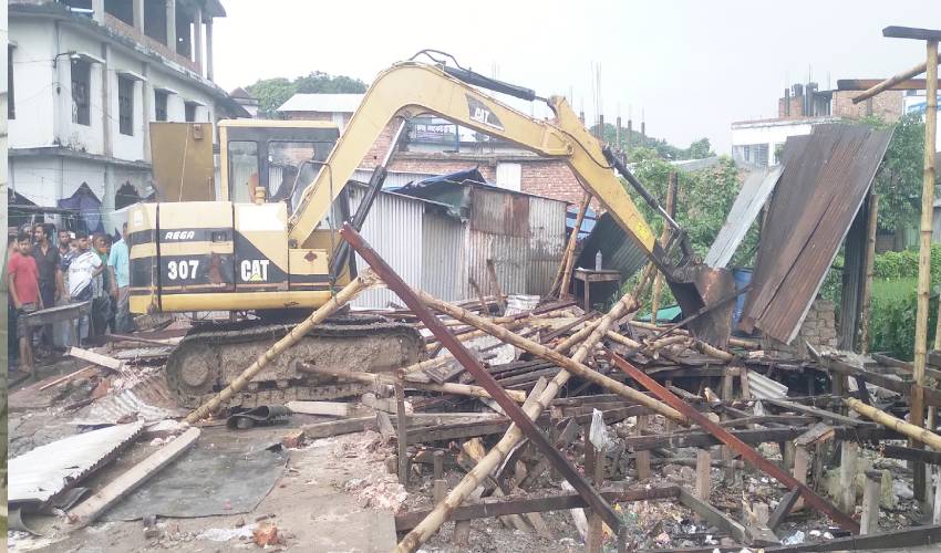 ফরিদপুরে সরকারি জমি দখল করে গড়ে ওঠা অবৈধ স্থাপনা উচ্ছেদ