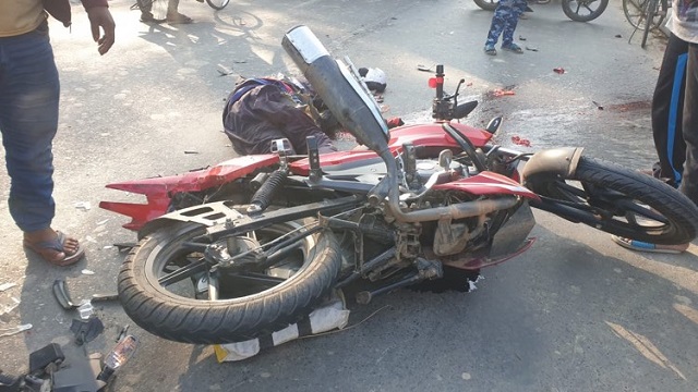 পাবনার ঈশ্বরদীতে বাস চাপায় এক মোটরসাইকেল আরোহীর মৃত্যু