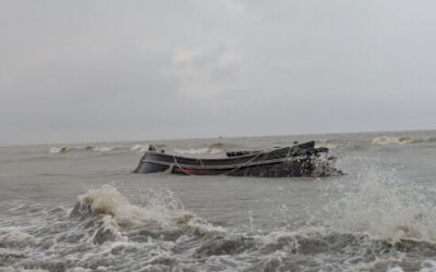 পটুয়াখালী গভীর সমুদ্রে ১৫ জেলেসহ মাছ ধরার ট্রলার ডুবি