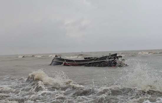 পটুয়াখালী গভীর সমুদ্রে ১৫ জেলেসহ মাছ ধরার ট্রলার ডুবি