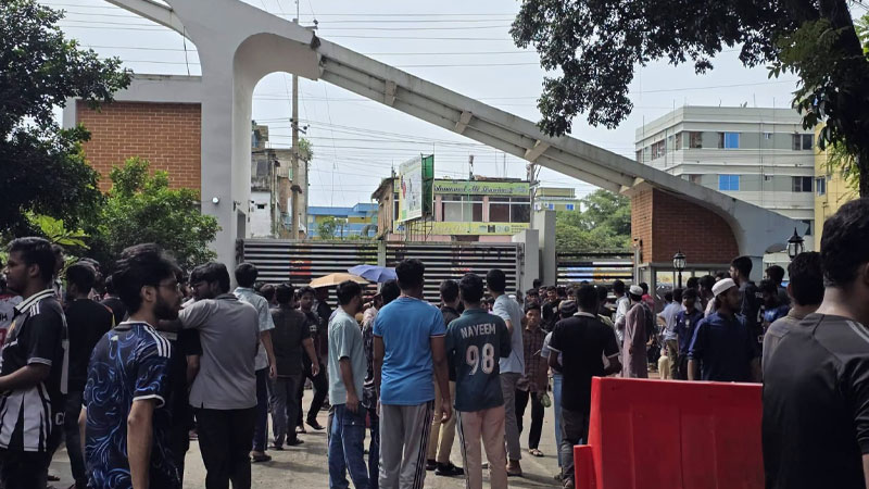 উপাচার্য পরিবর্তনের প্রতিবাদে চুয়েটে সর্বাত্মক শাটডাউন কর্মসূচি