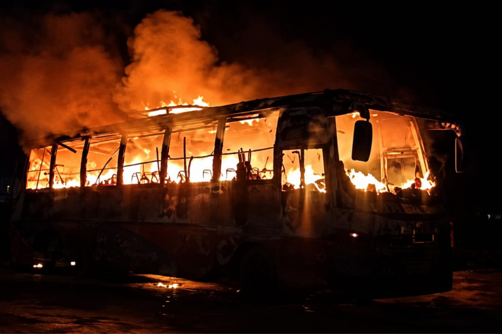 নারায়ণগঞ্জ গভীর রাতে পার্কিং করে রাখা বাসে আগুন