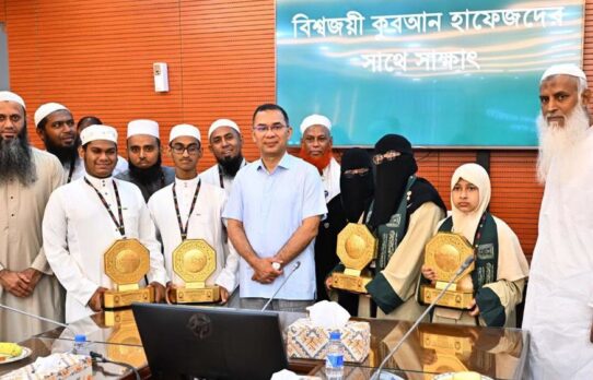 আন্তর্জাতিক পবিত্র কোরআন প্রতিযোগিতায় বিজয়ী হাফেজদের সংবর্ধনা দিয়েছেন প্রধানমন্ত্রী