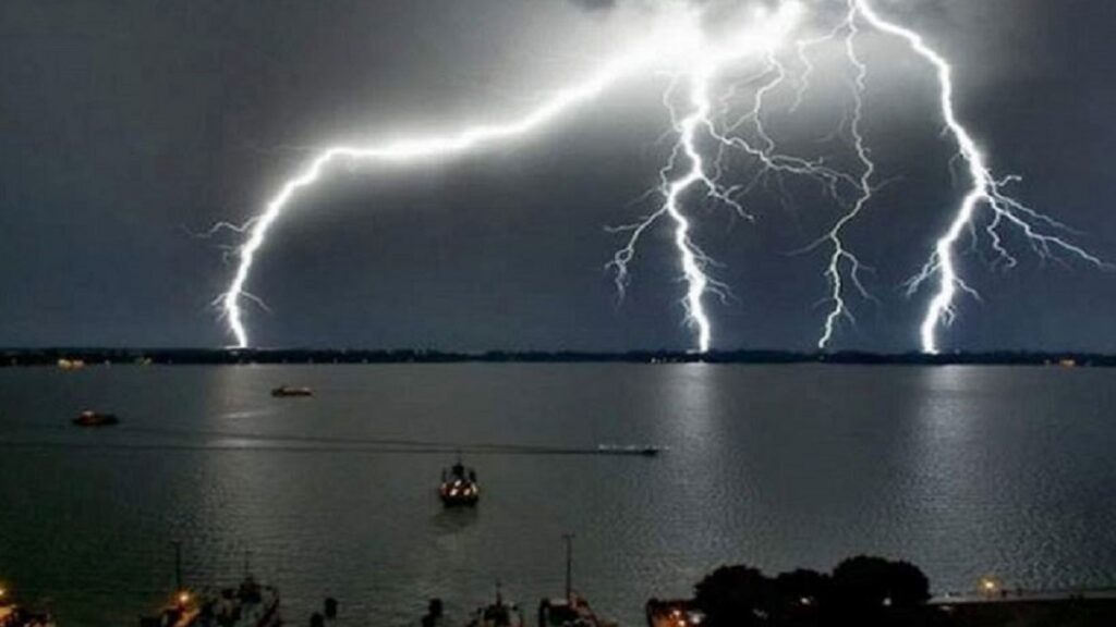 নদীতে মাছ ধরতে গিয়ে বজ্রপাতে কৃষকের মৃত্যু