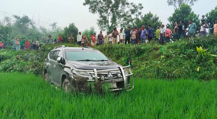 বগুড়ায় বৃদ্ধা নারীকে বাঁচাতে গিয়ে দুর্ঘটনার শিকার জনপ্রশাসন প্রতিমন্ত্রী গাড়ি