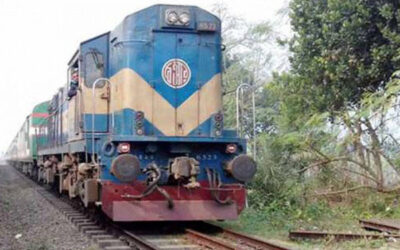 চলন্ত ট্রেনের ছাদে ছিনতাইকারীদের ধারালো অস্ত্রের আঘাতে যুবক আহত