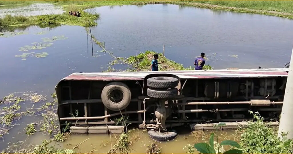 ঢাকা-পাটুরিয়া মহাসড়কে নিয়ন্ত্রণ হারিয়ে বাস খাদে, আহত ১৩