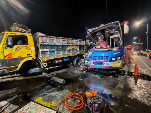 পদ্মা সেতুতে মিনিট্রাককে বাসের ধাক্কা, আহত ৯