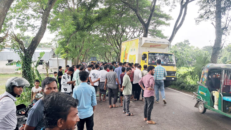 চাঁদপুরে ট্রাকের সঙ্গে অটোরিকশার মুখোমুখি সংঘর্ষে নারী নিহত