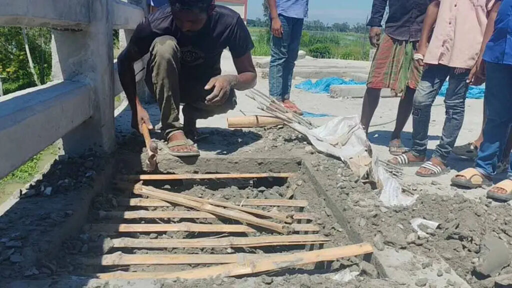 সেতুর ফুটপাত নির্মাণে রডের বদলে বাঁশ ব্যবহার, তদন্ত কমিটি গঠন