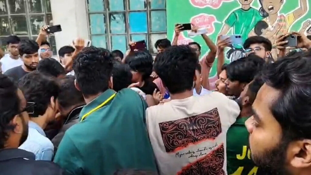 কুবি লাইব্রেরিতে বসা নিয়ে শিক্ষার্থীর দুই গ্রুপের মধ্যে সংঘর্ষ, আহত ১০