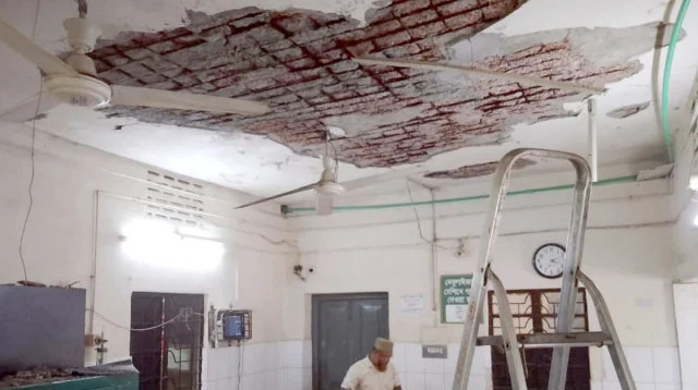 চাঁদপুর ২৫০ শয্যাবিশিষ্ট সরকারি হাসপাতালের ছাদের পলেস্তারা খসে আহত ৩ রোগী