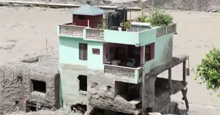 ধ্বংসলীলার মাঝেও অক্ষত নেপালের ফিরোজা রঙের ছো্ট্ট একটি বাড়ি