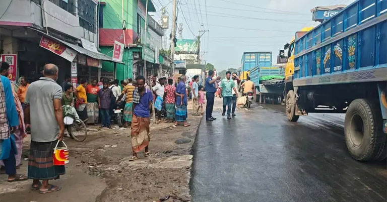 সড়ক দুর্ঘটনায় নারীর মৃত্যু,গুরুত্বর অবস্তায় হয়ে হাসপাতালে স্বামী ও দুই সন্তান