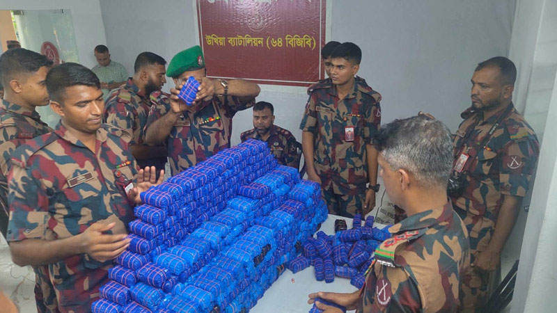 টেকনাফে পাচারের সময় প্রায় ৪২ কোটি টাকা মূল্যের ইয়াবা উদ্ধার করে বিজিবি