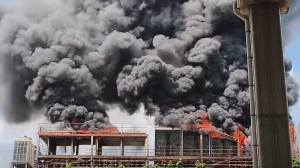 রাজধানীর মহাখালীতে ভবনে আগুন,নিয়ন্ত্রের চেষ্টায় ফায়ার সার্ভিসের তিনটি ইউনিট
