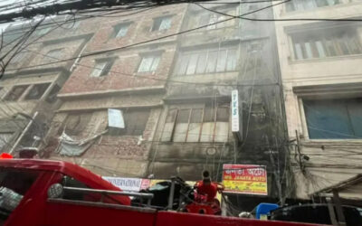 টানা ২ ঘন্টার চেষ্টায় ঢাকা ধানমন্ডির আগুন নিয়ন্ত্রণে