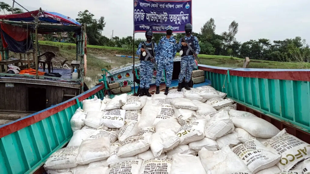 মিয়ানমারে পাচারকালে ১৬০ বস্তা ইউরিয়া সার জব্দ