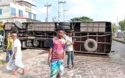 ময়মনসিংহে মাহিন্দ্রা ও সিএনজিকে ধাক্কা দিয়ে উল্টে গেল বাস, নিহত ২