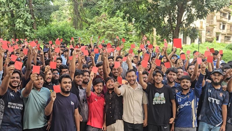 চুয়েটের নতুন উপাচার্যকে প্রত্যাখান করে শিক্ষার্থীদের ‘লাল কার্ড’ প্রদর্শন