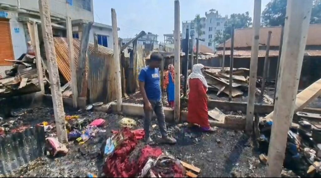 গাজীপুরে আগুনে পুড়ল দুটি কলোনির ২৩টি ঘর ও ৫টি দোকান