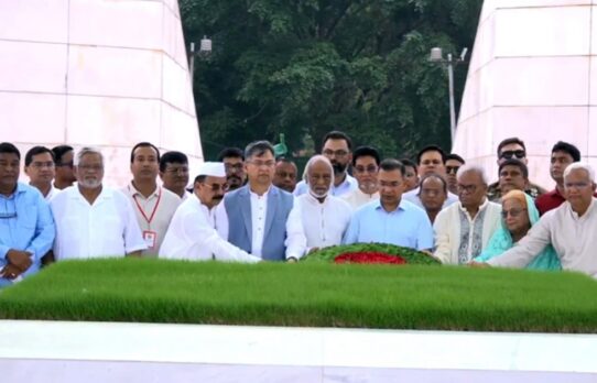 দলের প্রতিষ্ঠাবার্ষিকী উপলক্ষ্যে জিয়াউর রহমান-খালেদা জিয়ার সমাধিতে প্রধানমন্ত্রীর শ্রদ্ধা