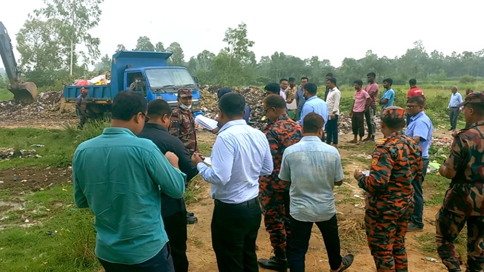 হিলি কাস্টমসে বাজেয়াপ্ত ও মেয়াদোত্তীর্ণ মালামাল ধ্বংস করেছে কাস্টমস কর্তৃপক্ষত