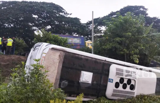 দাউদকান্দিতে নিয়ন্ত্রণ হারিয়ে মেডিকেল শিক্ষার্থীদের বাস খাদে, আহত ২০