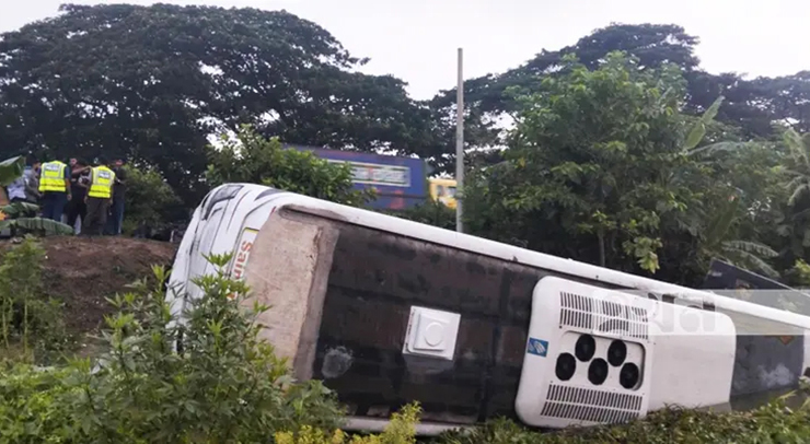 দাউদকান্দিতে নিয়ন্ত্রণ হারিয়ে মেডিকেল শিক্ষার্থীদের বাস খাদে, আহত ২০